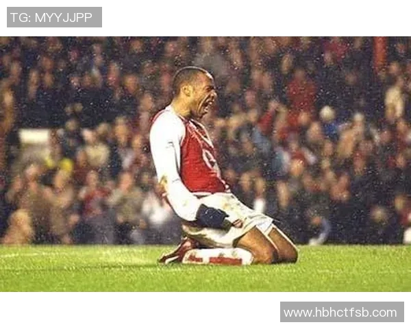 足球球星下跪庆祝动作彰显拼搏精神与胜利喜悦瞬间